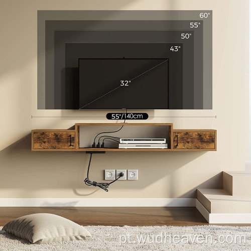Prateleira para TV montada na parede com tomada elétrica e armazenamento